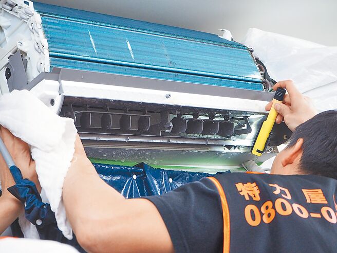 特力屋好帮手的「职人」清洗冷气机专业有效率。（特力屋提供）