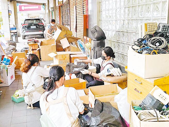 居家整聊室「整聊师」通过严谨培训才可进入客户家服务。（居家整聊室提供）