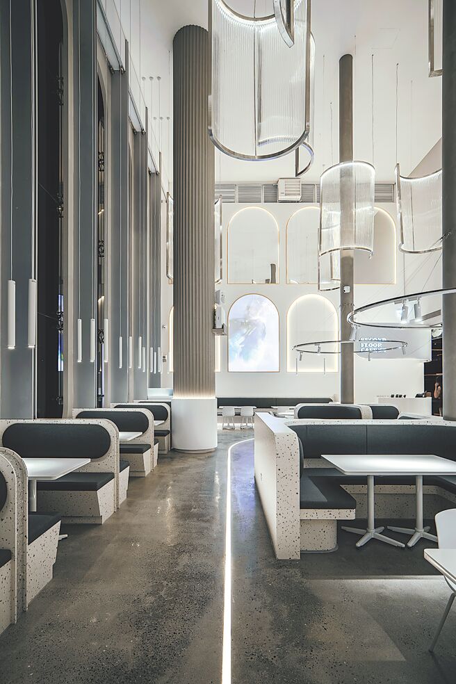 贰楼微风南山店以挑高9米空间搭配特制造型灯具，为空间带来延伸感。（贰楼提供）