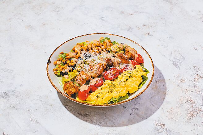 「彩虹炸鸡胡麻沙拉」以综合生菜为底，爽口不油腻，350元。（贰楼提供）