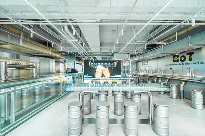 SUNMAI BAR PARK2店呈现科技感，现场大萤幕还会显示当日啤酒即时销量，累计酒量达标就招待现场一人一杯啤酒。（金色三麦提供）饮酒过量 有碍健康