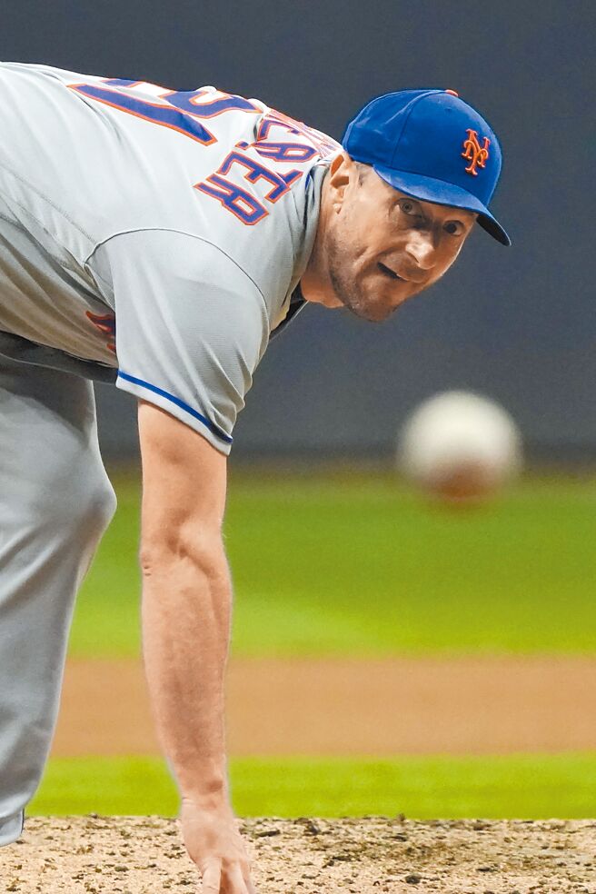 賽揚獎強投薛爾瑟傷癒復出對釀酒人先發6局，飆出9K且未讓任何人上壘，拿下本季第10勝與生涯第200勝。（美聯社）