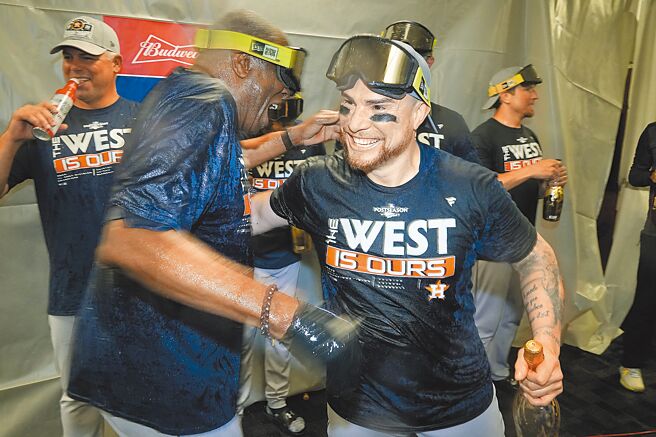 前红袜捕手瓦兹奎兹（右）来到太空人就赢得美西冠军，与总教练贝克大洗香槟浴。（美联社）