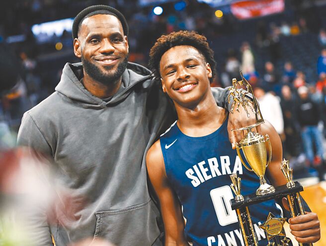 如果NBA修改規則，詹姆斯長子布隆尼（右）有可能追隨乃父步伐，高中一畢業就參加NBA選秀。（美聯社資料照）
