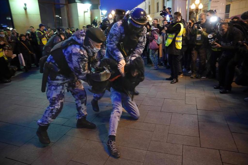 俄乌战普丁下达30万动员令。图为首都莫斯科（Moscow）市中心，穿着防暴装备的警察拘捕抗议民众。图/美联(photo:ChinaTimes)