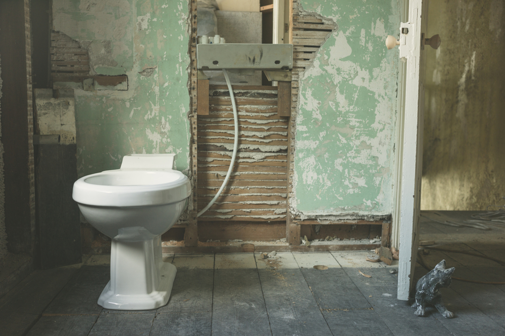 女網友的公婆出錢替他們翻修浴室，卻未經告知就直接把浴室敲成廢墟，工程則遲遲未進行。（示意圖／Shutterstock）