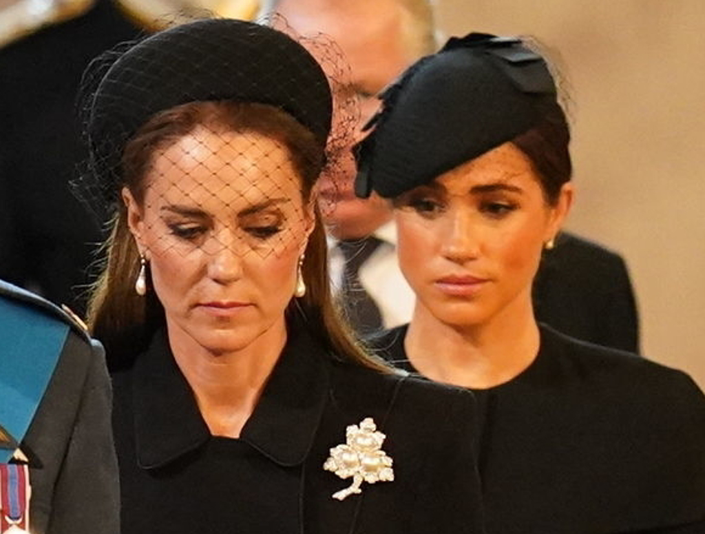 凯特（左）和梅根虽然在追悼女王的各式活动中同框，但据说10天来她们从未交谈。（美联社）(photo:ChinaTimes)