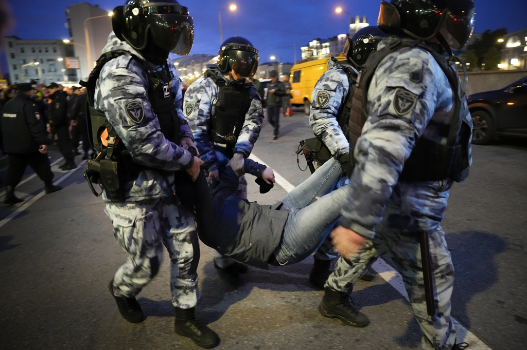 镇暴警察在莫斯科抗议动员期间拘留了一名示威者。（美联社）(photo:ChinaTimes)