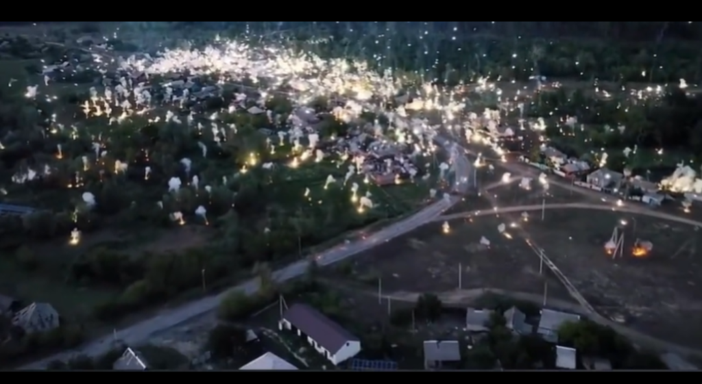 顿内茨克州（Donetsk）整片天空降下数百枚「死亡流星雨」。图/截自@grishchukroma推特(photo:ChinaTimes)