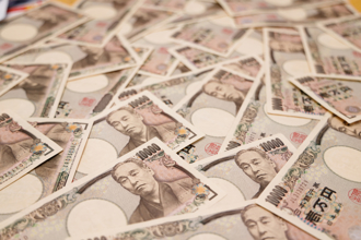 日銀堅持大規模貨幣寬鬆政策 日圓貶至24年來新低