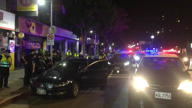 大批警力围捕一辆黑色轿车。（翻摄画面）