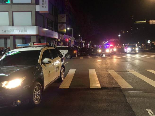 警方在重庆北路、哈密街口逮捕一名嫌犯。（翻摄画面）