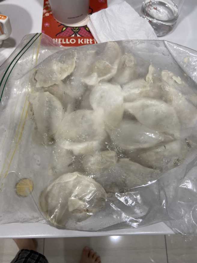 网友求救冷冻水饺全都黏在一起，不知该如何分开，资深主妇表示必须冷水下锅，才不会破皮。(图／脸书家常菜)