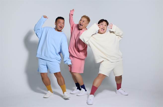 关韶文（中）推出新歌〈大男人〉，MV找来网红黄小爱（右）、G蛋布丁演出。（索尼音乐提供）