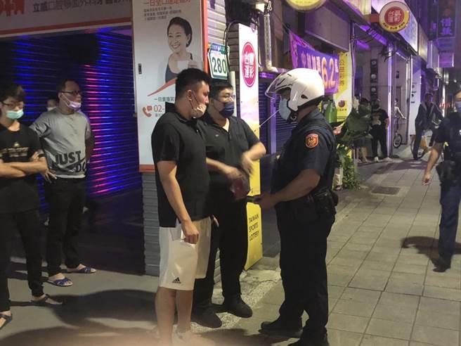 陈姓男子（左）因泰达币交易没收到货款报案自己遭抢。（翻摄画面）