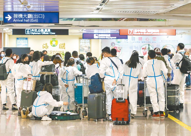 中央流行疫情指揮中心預告10月鬆綁邊境。圖為桃園機場入境旅客。（陳麒全攝）