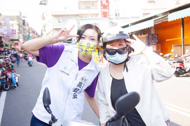民眾党新竹市长参选人高虹安（左）。（图／取自高虹安脸书）