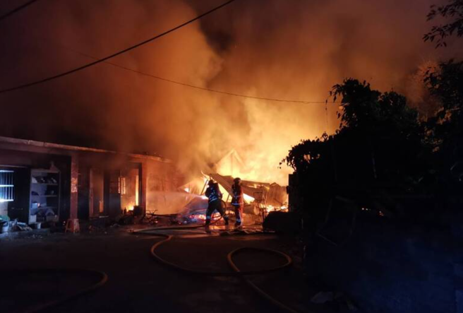 金山一栋平房陷火海，火势猛烈，一家六口幸运逃生。(戴志扬翻摄)