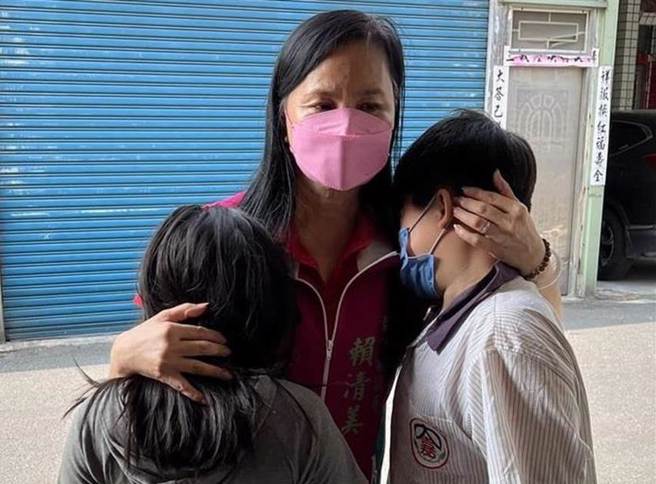 单亲白姓爸爸罹癌往生，留下一对小兄妹失去依靠，已经半个月没洗澡，议员赖清美发起关怀。 （赖清美提供／吴敏菁彰化传真）
