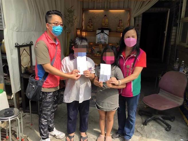 和美区家庭福利服务中心指派社工督导到个案家中关怀并致赠急难慰问金将协助个案丧葬事宜。（彰化县社会处提供／吴敏菁彰化传真）
