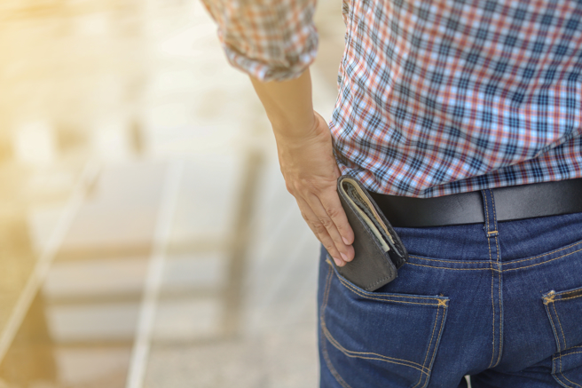 許多男性常將皮夾放在褲後口袋。( 示意圖 / Shutterstock  )