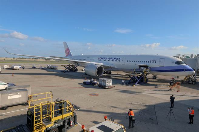 我国採购的Novavax疫苗第二批50.4万剂于22日清晨运抵桃园国际机场，疫苗在机坪由海关完成通关程序后，直接送至指定冷储物流中心，进行后续检验封缄作业，这批疫苗将提供12岁以上民眾接种，预计9月30日配送各处。（陈麒全摄）