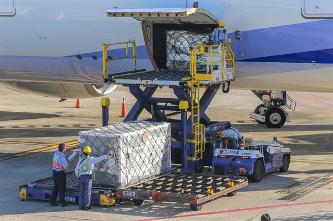 我国採购的Novavax疫苗第二批50.4万剂于22日清晨运抵桃园国际机场，疫苗在机坪由海关完成通关程序后，直接送至指定冷储物流中心，进行后续检验封缄作业，这批疫苗将提供12岁以上民眾接种，预计9月30日配送各处。（陈麒全摄）