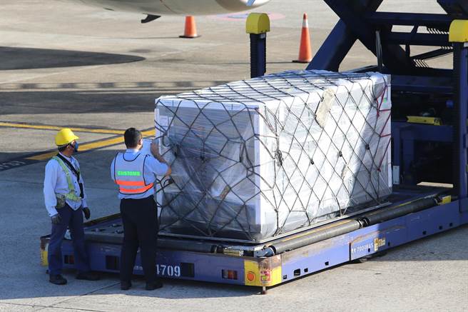 我国採购的Novavax疫苗第二批50.4万剂于22日清晨运抵桃园国际机场，疫苗在机坪由海关完成通关程序后，直接送至指定冷储物流中心，进行后续检验封缄作业，这批疫苗将提供12岁以上民眾接种，预计9月30日配送各处。（陈麒全摄）