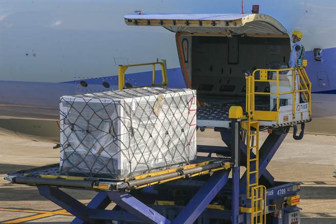 我国採购的Novavax疫苗第二批50.4万剂于22日清晨运抵桃园国际机场，疫苗在机坪由海关完成通关程序后，直接送至指定冷储物流中心，进行后续检验封缄作业，这批疫苗将提供12岁以上民眾接种，预计9月30日配送各处。（陈麒全摄）