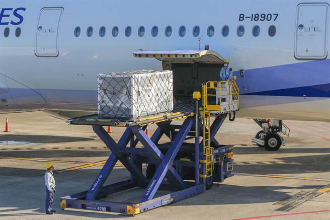 我国採购的Novavax疫苗第二批50.4万剂于22日清晨运抵桃园国际机场，疫苗在机坪由海关完成通关程序后，直接送至指定冷储物流中心，进行后续检验封缄作业，这批疫苗将提供12岁以上民眾接种，预计9月30日配送各处。（陈麒全摄）