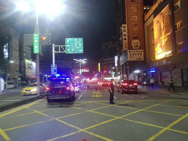 高雄81岁吴姓妇人在斑马线过马路时，遭到19岁陈姓男子骑机车撞上，双方都喷向数公尺远的路上，陈男四肢及头部擦挫伤，而吴妇则躺在地上一动也不动，警方获报与救护人员到场将两人送至高医急救，但吴妇经抢救还是宣告不治。（翻摄照片／崔正纲高雄传真）