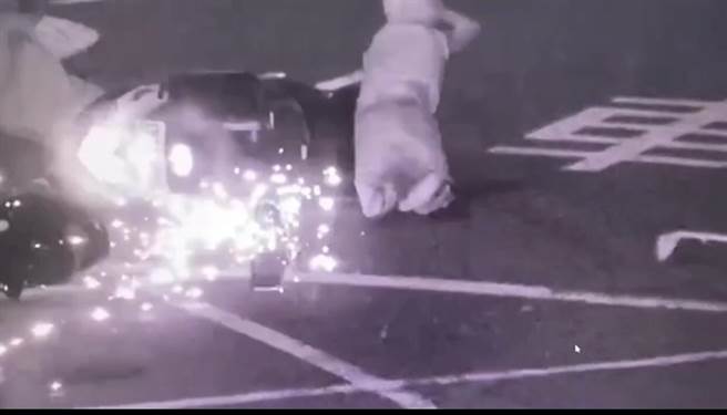 从监视器画面可看出，当时撞击力道相当大，机车喷飞滑行时还与地面刮出火花。（翻摄照片／崔正纲高雄传真）