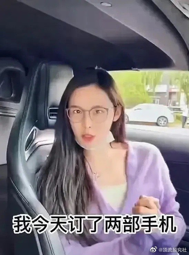 張穎穎自曝買了兩支手機。（圖／翻攝自頂流顏究社微博）