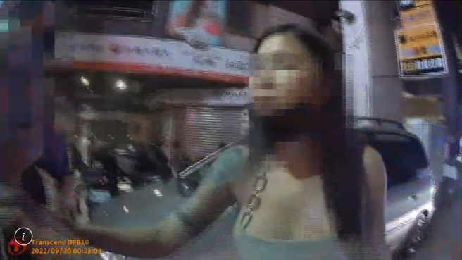 台中街头一名醉男骚扰外送员狂追路人遭警喷辣椒水 ，一旁「深沟妹」嗲求:别喷别喷。(戴志扬翻摄)