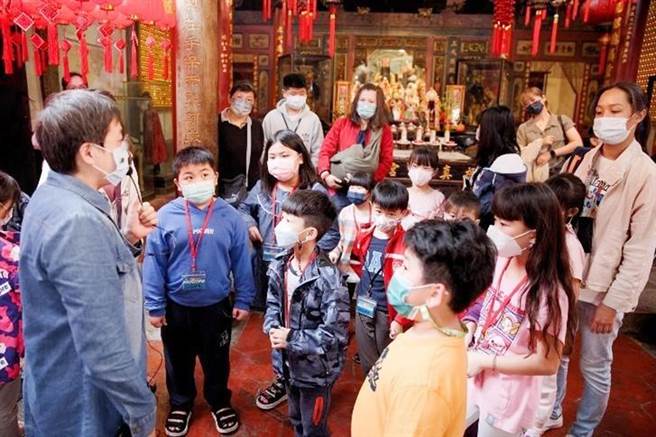 小朋友从小学习庙宇文化信仰，有助提升了解台湾传统文化信仰及传统建筑特色，让小朋友融入学习提升口说能力。（台中市政府提供）