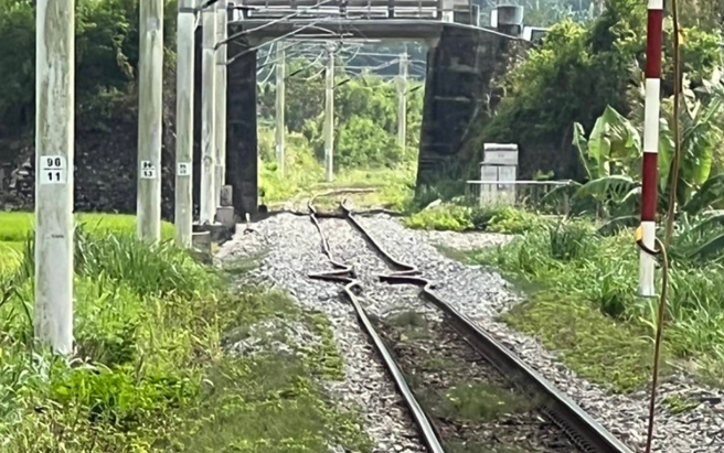 台铁东干线受地震影响，花东区间中断。（台铁提供）