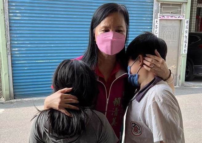 单亲白姓爸爸罹癌往生，留下一对小兄妹失去依靠，已经半个月没洗澡，议员赖清美发起关怀。 （赖清美提供／吴敏菁彰化传真）