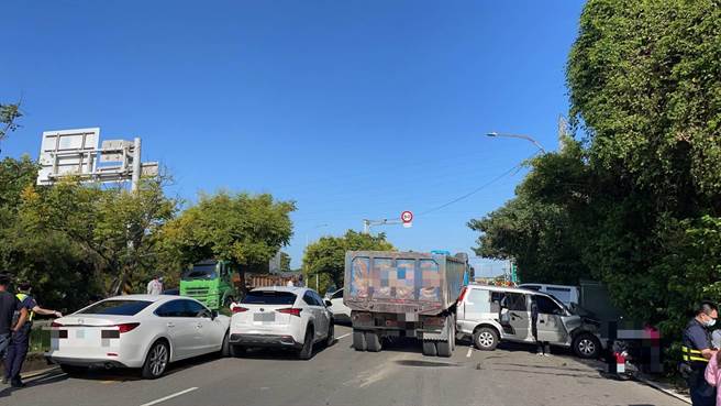 桃园大溪联结车疑剎车失灵连环撞15车5人轻伤 。(警方提供／吕筱蝉桃园传真)