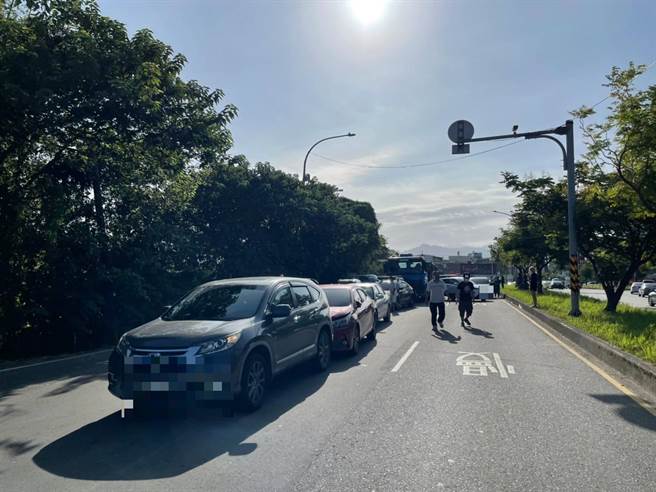 桃园大溪联结车疑剎车失灵连环撞15车5人轻伤 。(警方提供／吕筱蝉桃园传真)