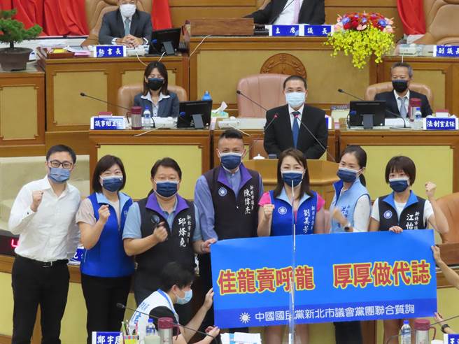 批林佳龙三空洞三抹黑 蓝议员议会戳破气球。（叶德正摄）