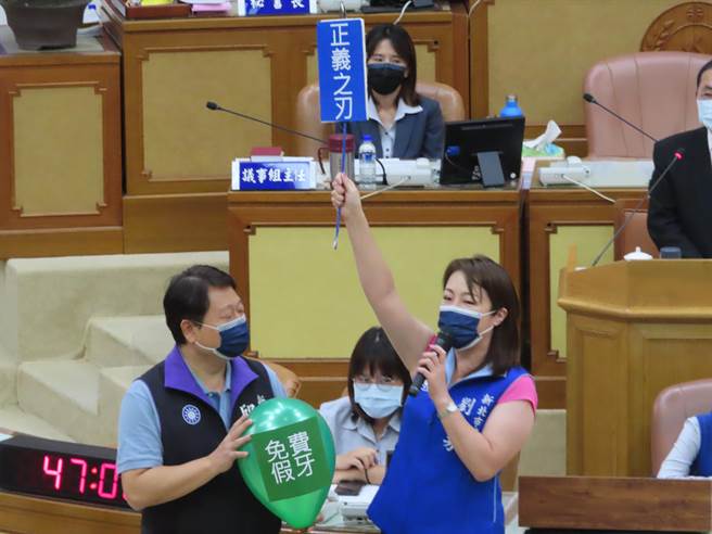 批林佳龙三空洞三抹黑 蓝议员议会戳破气球。（叶德正摄）