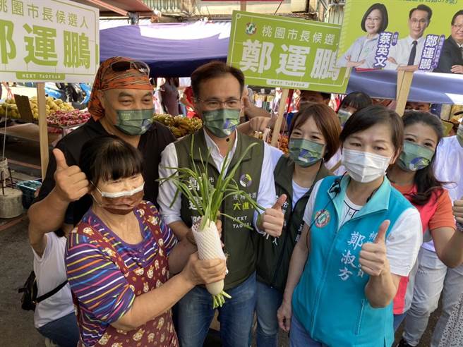 立委林楚茵（右一）今來到桃園幫民進黨桃園市長參選人鄭運鵬（右四）站台。（蔡明亘攝）