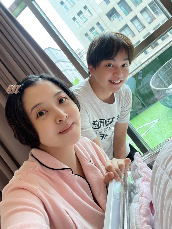 李亮瑾很感恩家庭变一家4口，同时不忘答谢老公张峰奇3年的照顾。(图/李亮瑾 FB)