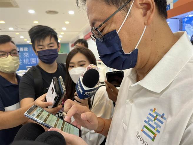 遭对手批评用「鸡蛋里挑骨头」闪躲回应，国民党桃园市长参选人张善政拿教育部辞典反呛郑运鹏「你国语不及格」。（陈梦茹摄）