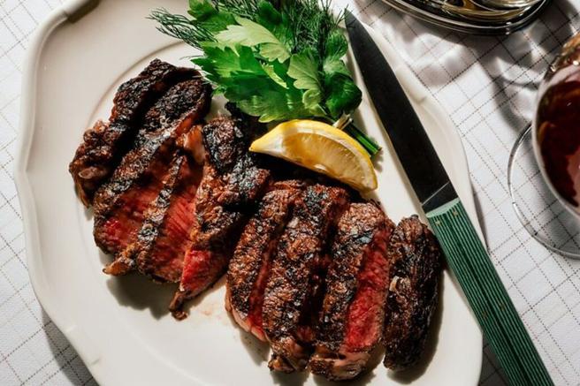 以燃木火炉炭烤的美味牛排。　图：The Standard Grill／提供 