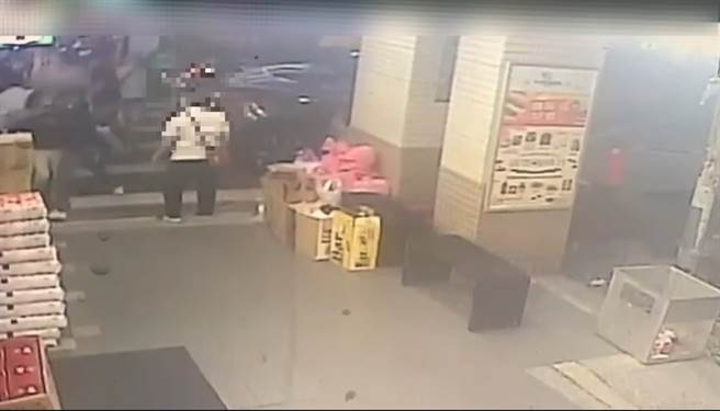 監視器拍下雙方衝突拉扯的過程。（警方提供）