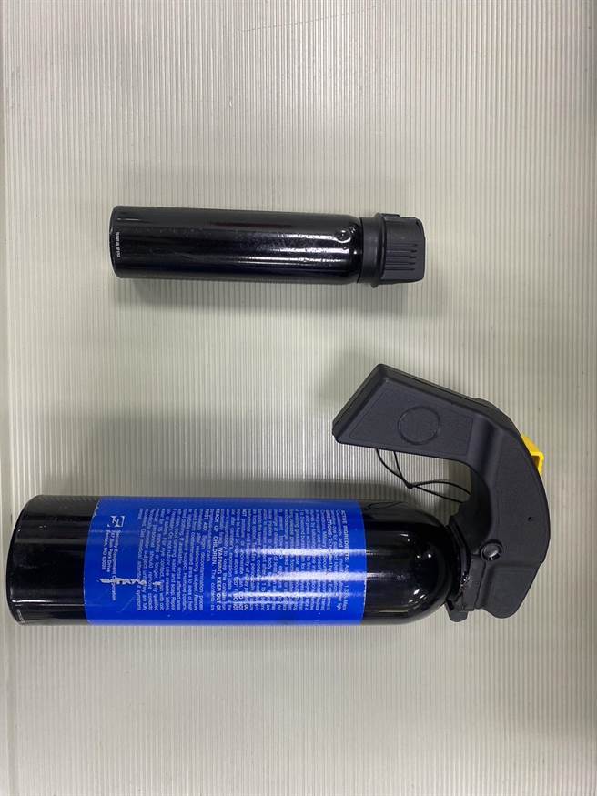 警方在現場查扣的辣椒水。（警方提供）