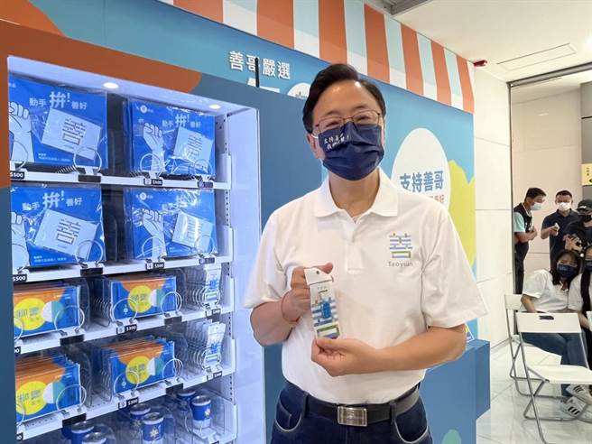 國民黨桃園市長參選人張善政今舉辦「有善良品」競選小物發表會，談及北區競選總部主委萬美玲退出群組是否團隊分裂，對此張善政回應，萬美玲仍積極輔選，絲毫沒有倦怠。（陳夢茹攝）