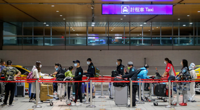 入境0＋7預計在10月13日上路，自主防疫期間外出需有兩日快篩陰性證明，上班課仍須全程佩戴口罩，禁止前往醫療院所、長照機構，也要避免接觸高風險對象。（圖／示意圖，記者陳麒全攝影）