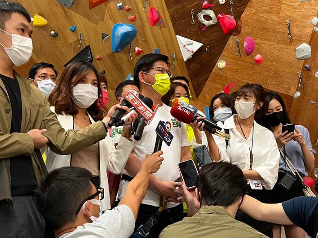 林佳龙说，侯友宜也是北上奋斗，希望新北市府不要用这种酸溜溜的语言。（李奇叡摄）